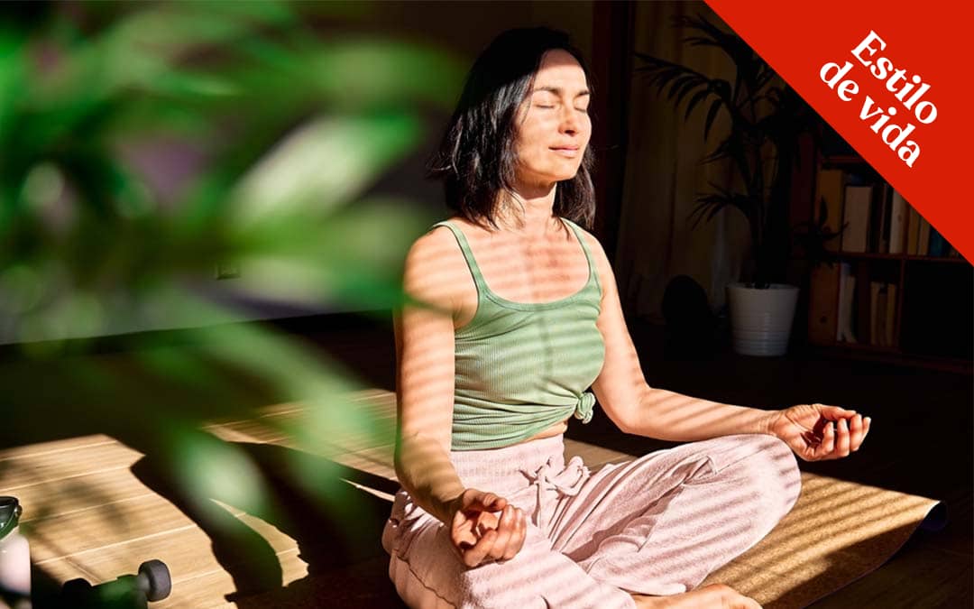 Mujer practicando Mindfulness como Estilo de vida