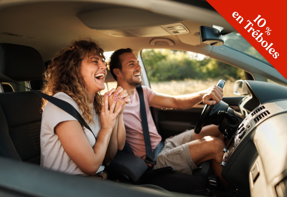 Hombre y mujer en coche de alquiler Enterprise felices por el descuento de Club MAPFRE