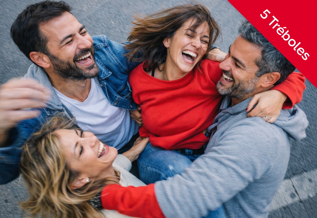 Personas abrazadas festejando la bienvenida al Club Mapfre