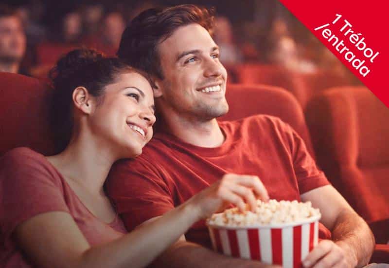pareja que va al cine y gana Tréboles para el descuento en su seguro de Club Mapfre