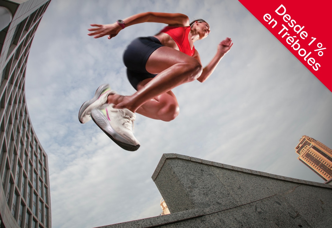 mujer salto deporte entre edificios tomada contrapicada