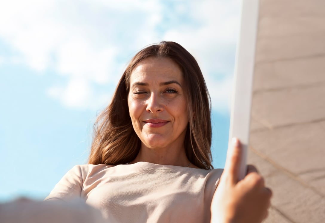 Mujer guiñando el ojo. 