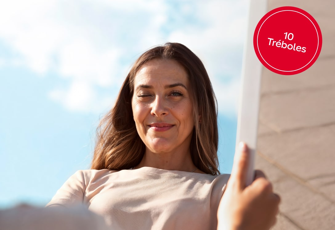 Mujer guiñando el ojo. Promo de treboles de Club MAPFRE