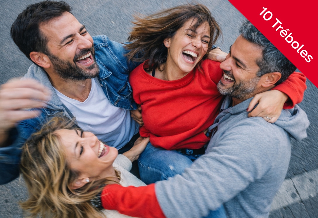 Personas abrazadas festejando la bienvenida al Club Mapfre con el regalo de 10 Tréboles