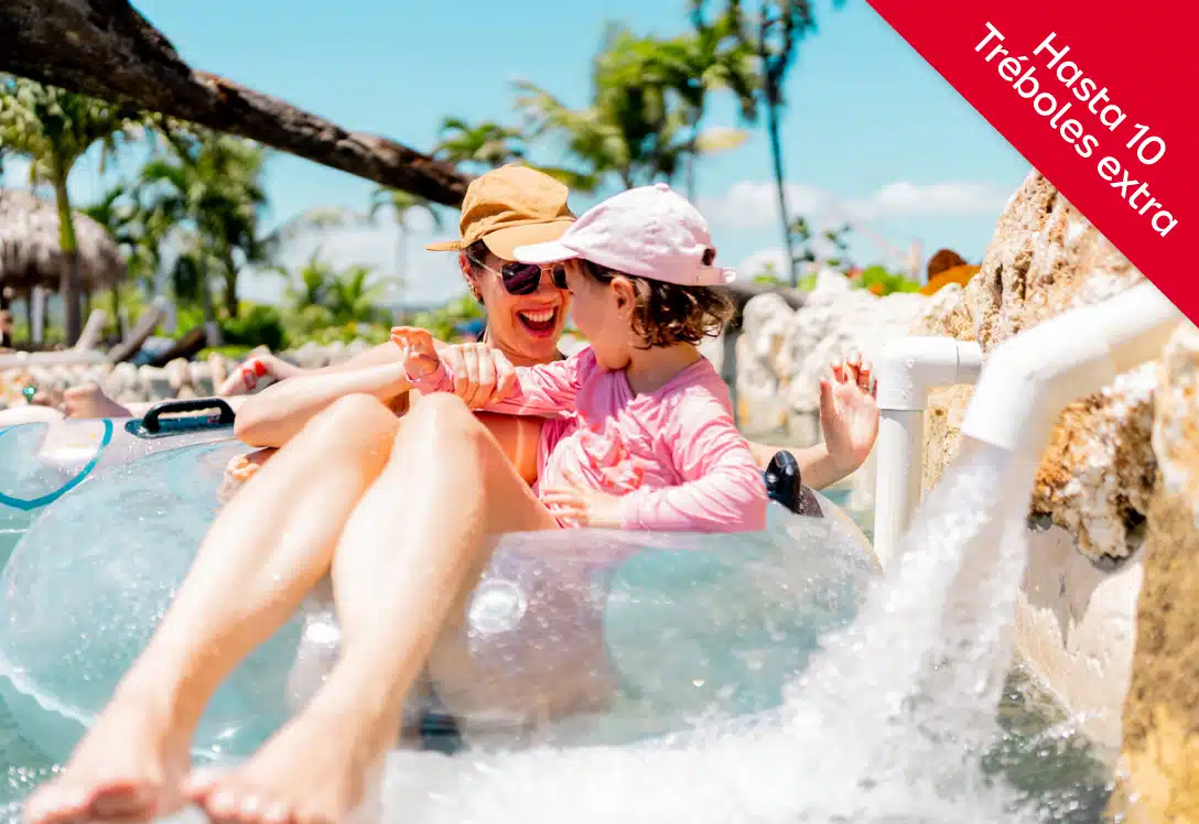 Madre e hija disfrutan en un paqrur acuatico gracias a la promoción hasta 10 Tréoles Extra con Club Mapfre