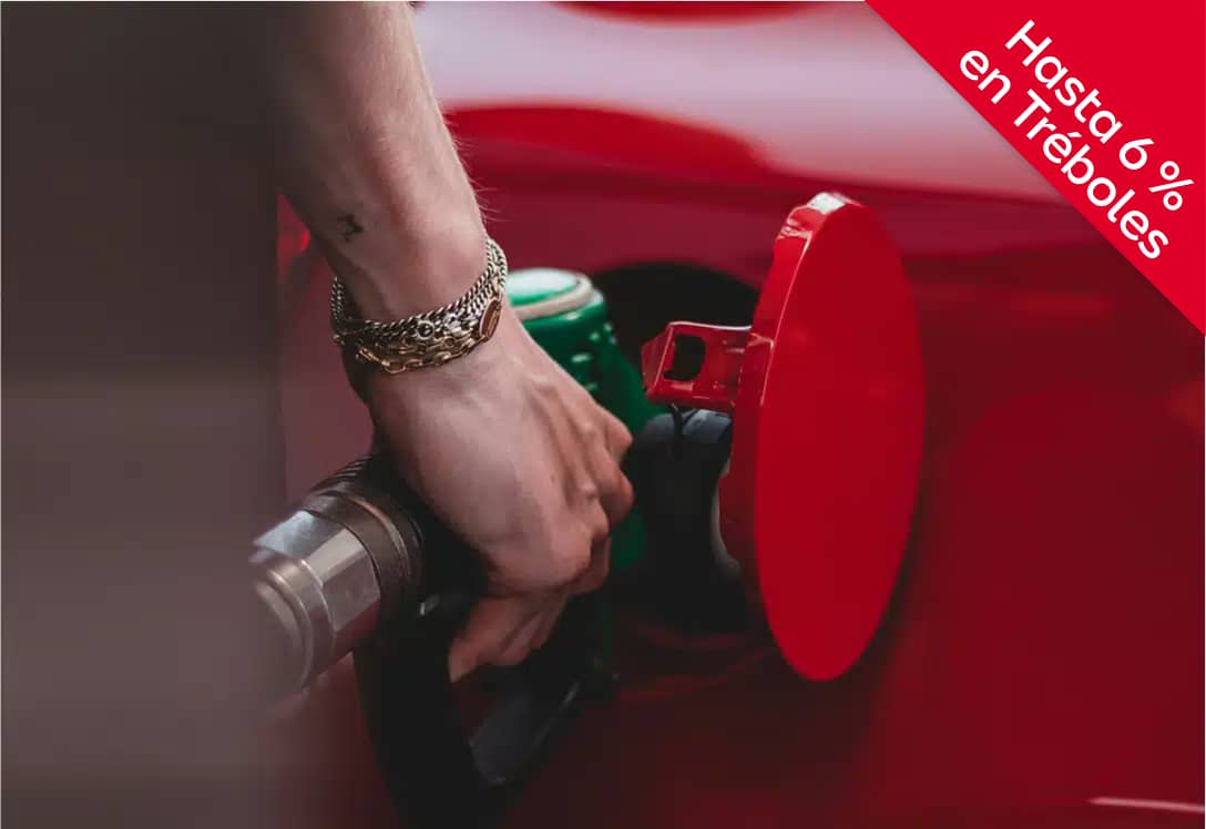 mano de hombre reposta en coche rojo