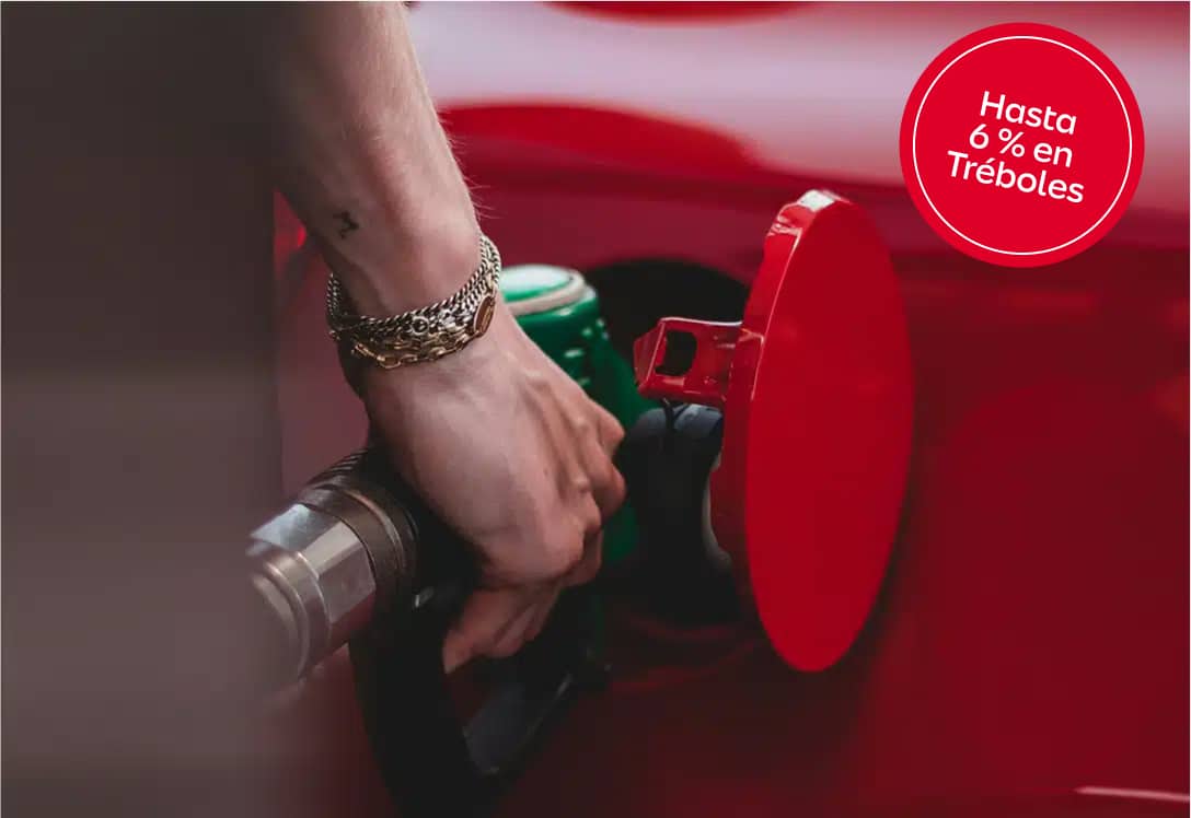 mano de hombre reposta en coche rojo