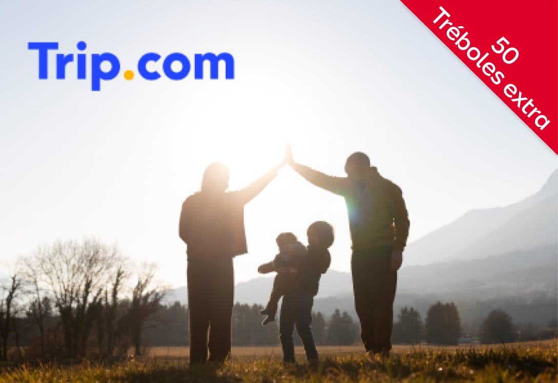 Familia en la naturaleza que viaja con Trip y se veneficia de los descuentos con Club Mapfre