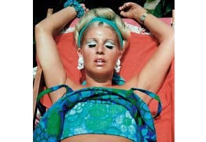 Mujer tumbada al sol en Marbella, 1974.<br /> de Carlos Pérez Siquier 