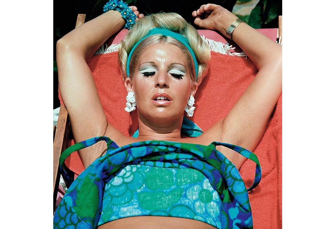 Mujer tumbada al sol en Marbella, 1974. de Carlos Pérez Siquier 