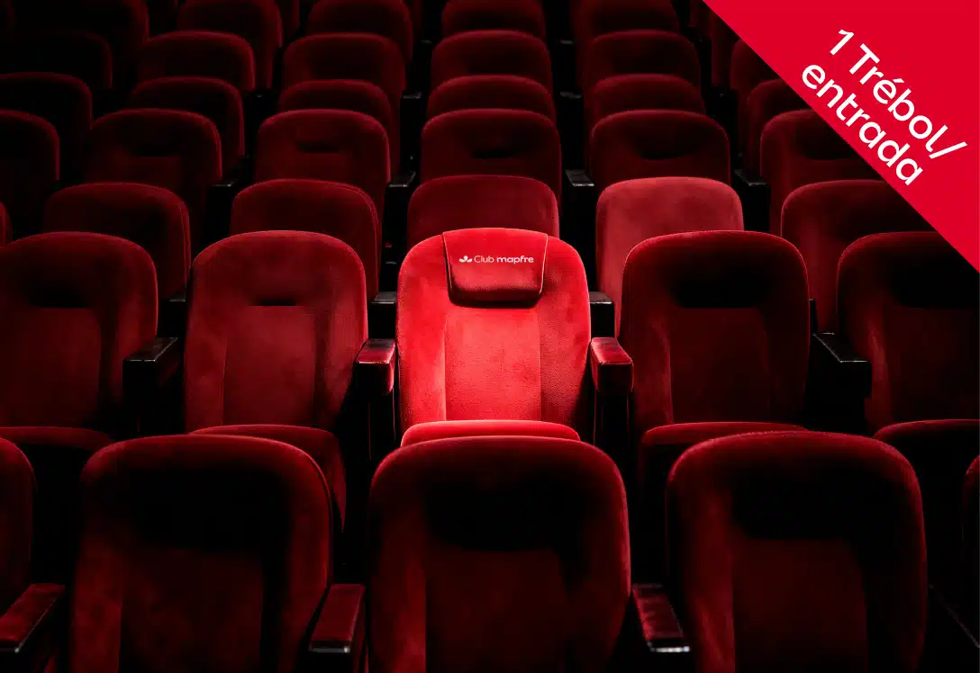 Pareja en sala de cine disfrutando con su cubo de palomitas de la película