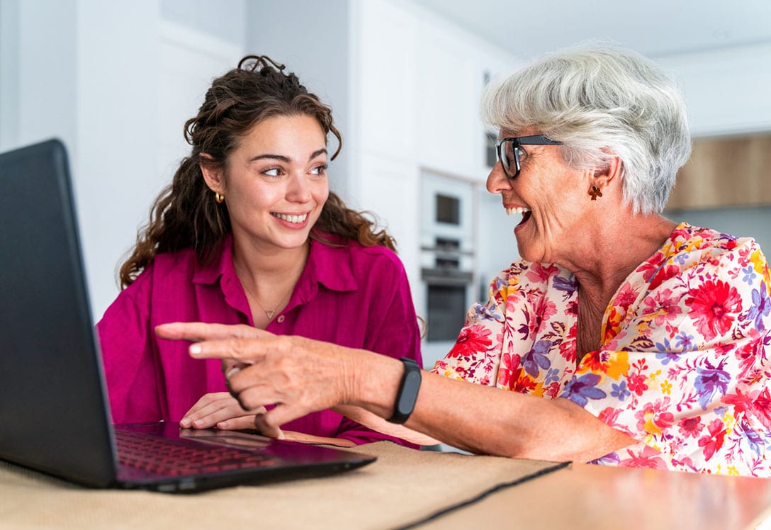 1088x748-contenido-ymo-inclusion digital mujer mayoy y joven consultando el ordenador