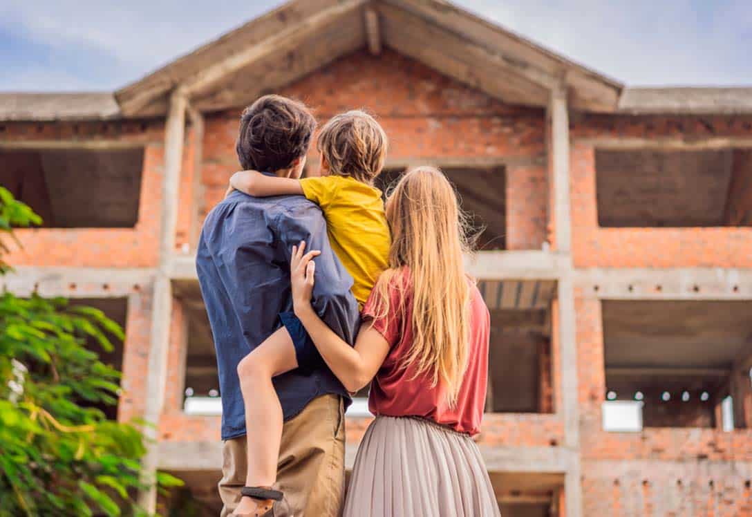 Pareja observa la construcción de su vivienda