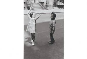 Niña blanca y niño negro jugando en New York, c. 1940 . Fotografia de Helen Levitt. 