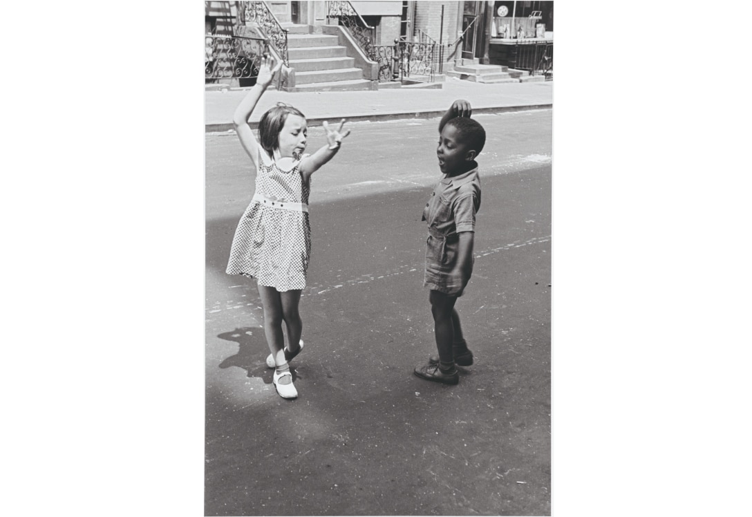 Niña blanca y niño negro jugando en New York, c. 1940 . Fotografia de Helen Levitt. 