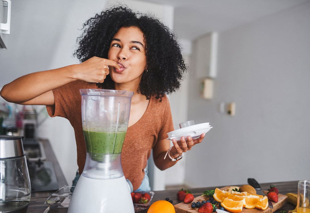 Chica preparando desayuno energético y saludable