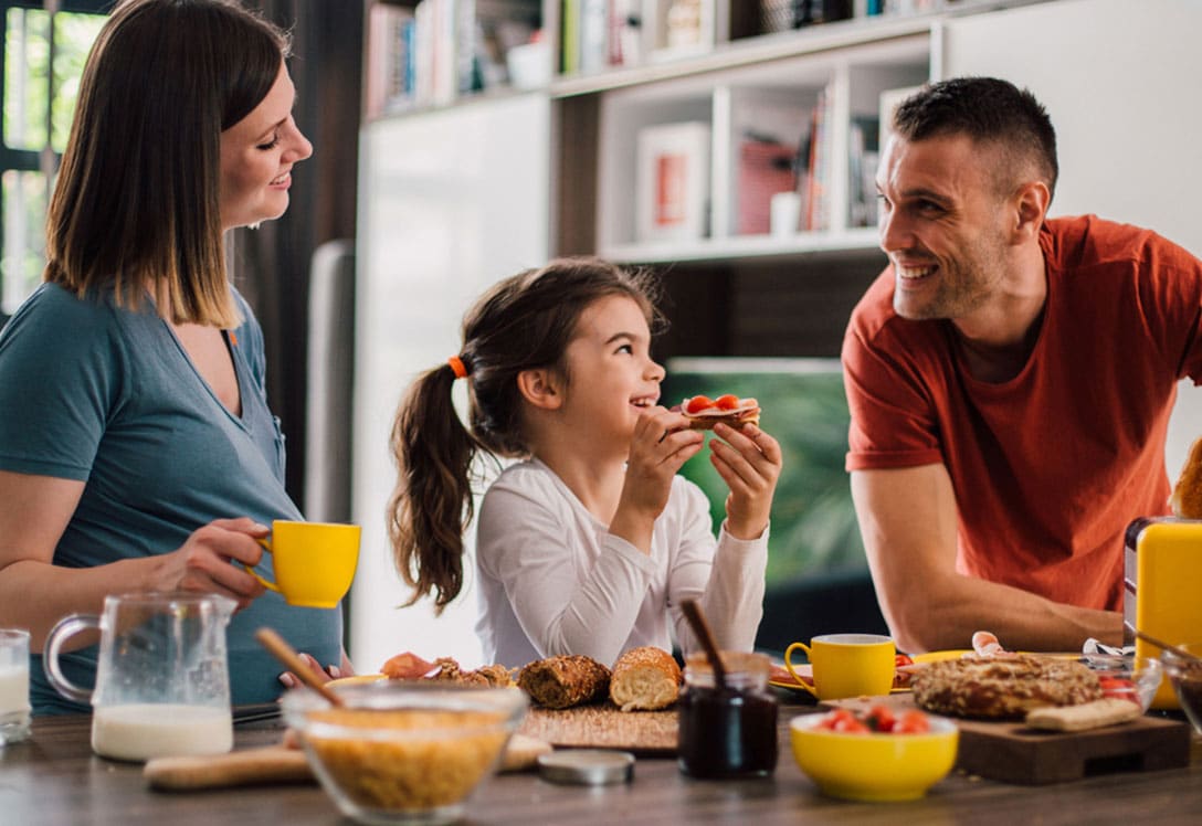 Familia disfrutando un desayuno energético y saludable