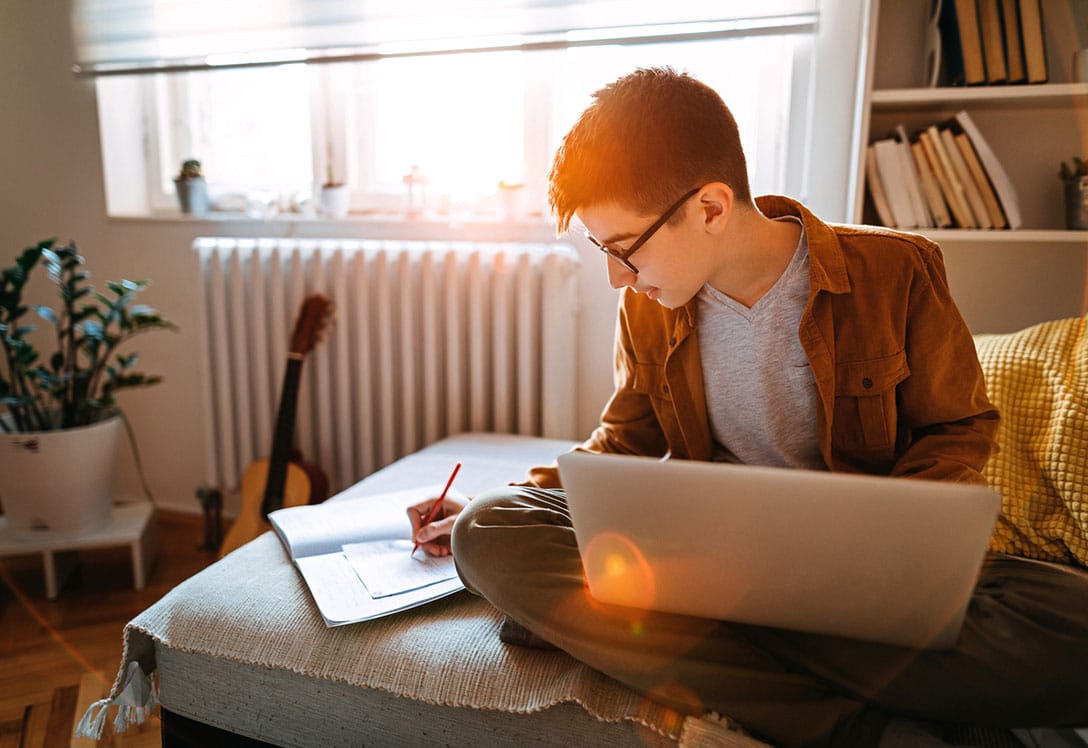 Joven usando técnicas de estudio en bachillerato