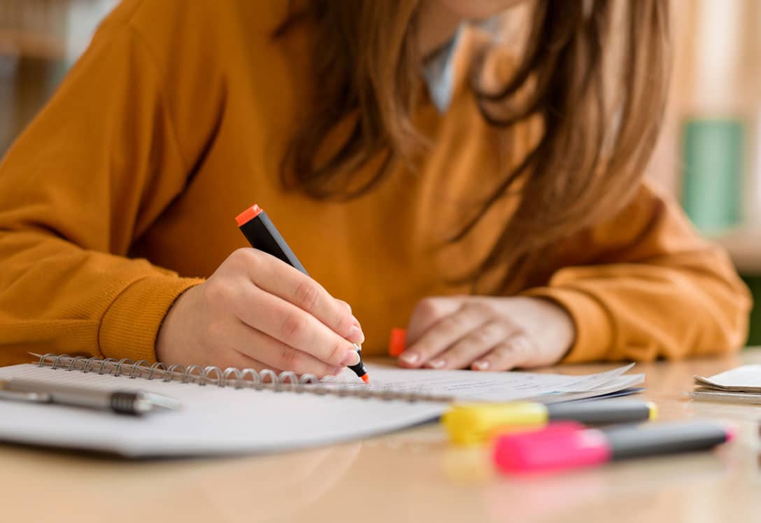 Estudiante usando técnicas de estudio en bachillerato