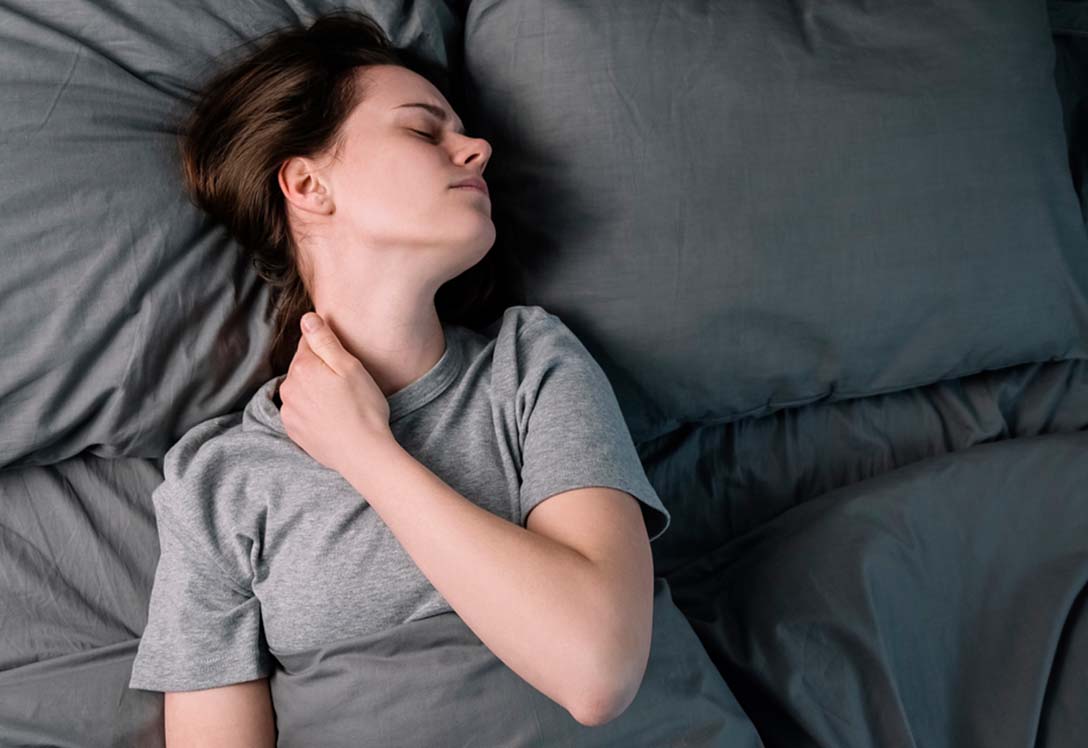 1088x748-medico-fibromialgia-contenido Mujer joven padeciendo dolor de espaldas