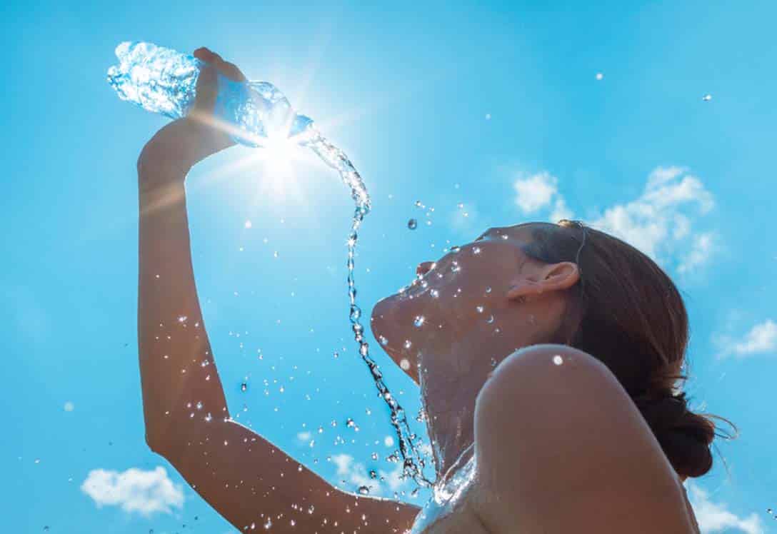 Joven refrescandose por calor