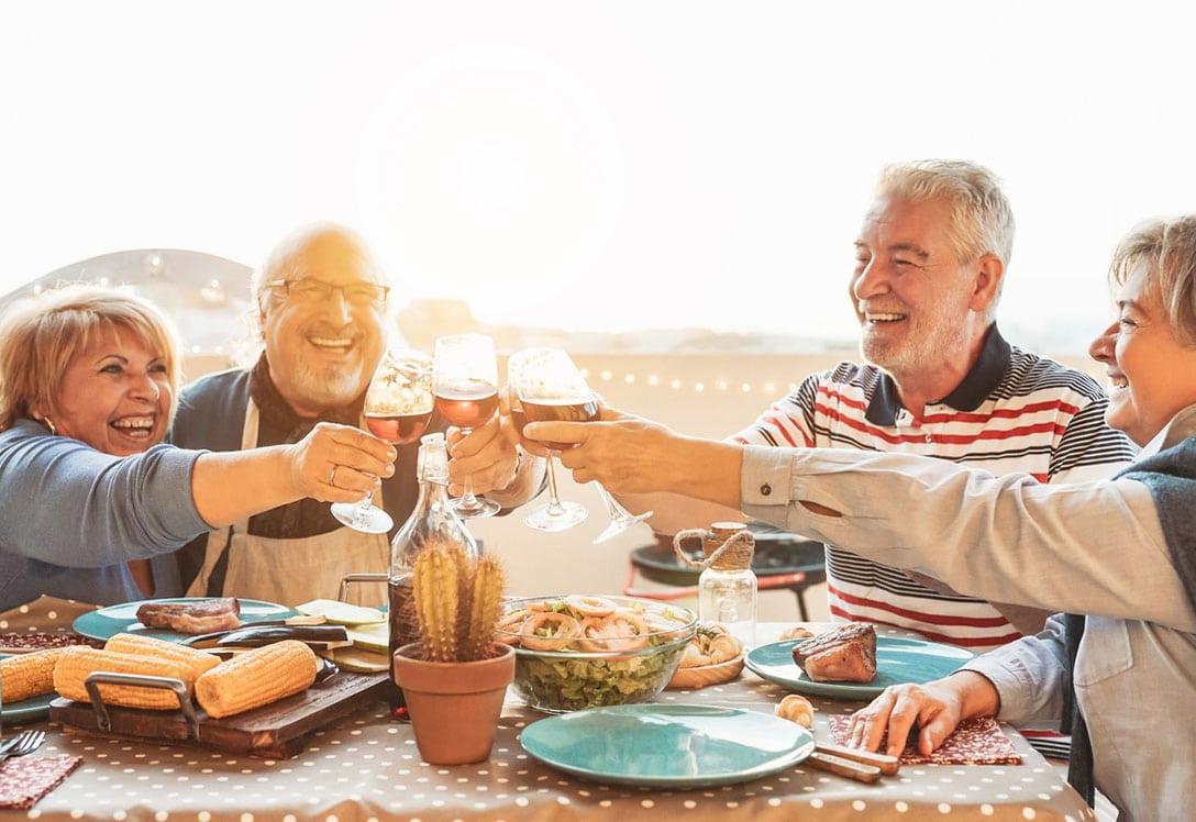 Familia disfrutando con el ahorro de los gastos del hogar