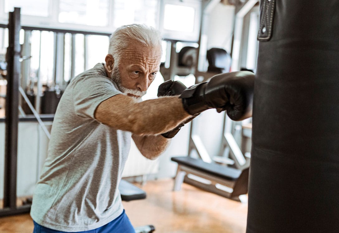 Hombre haciendo deporte en el gimnasio