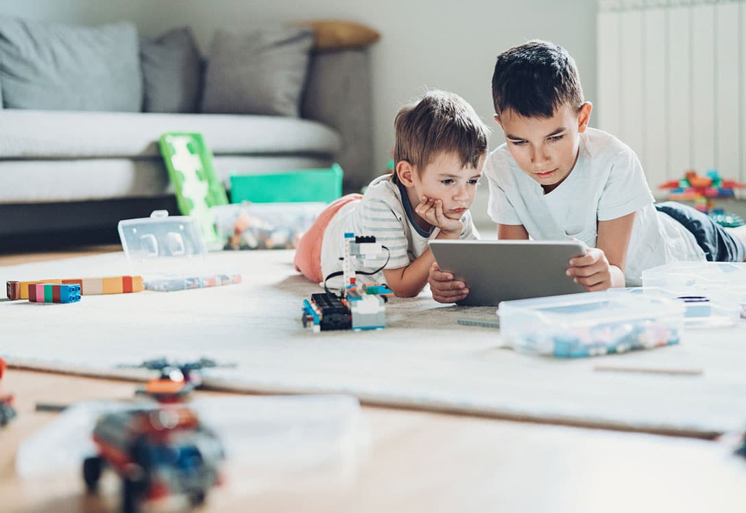 niños de 5 y 7 años jugando con apps