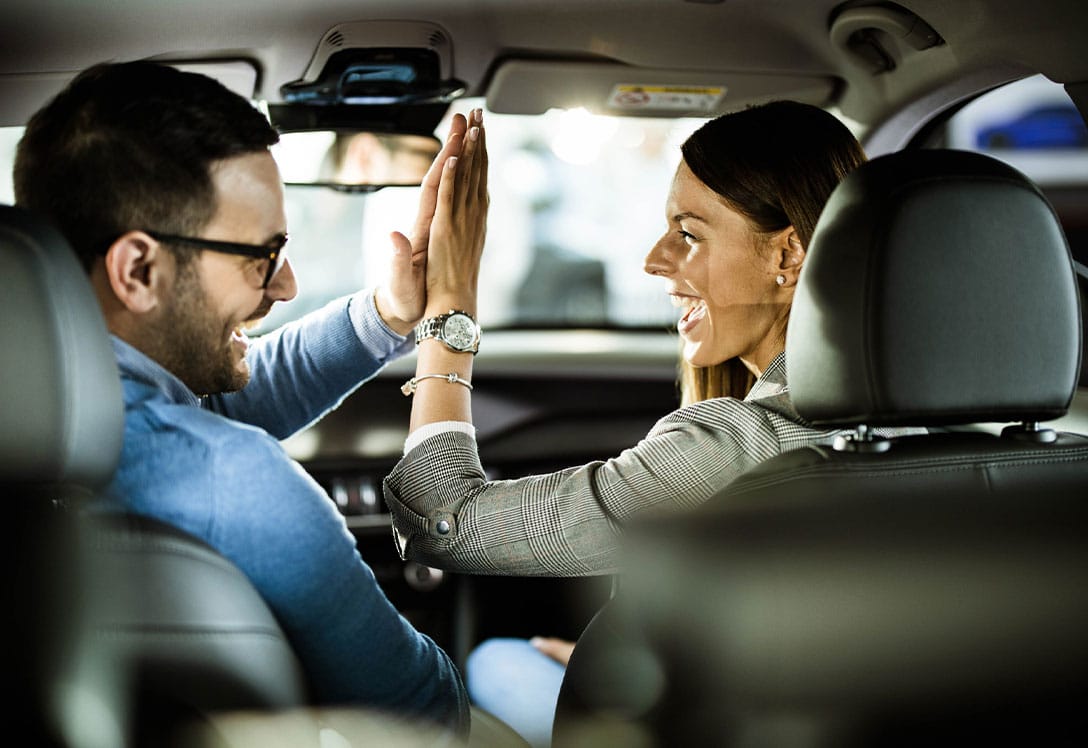 personas disfrutando en su coche de segunda mano