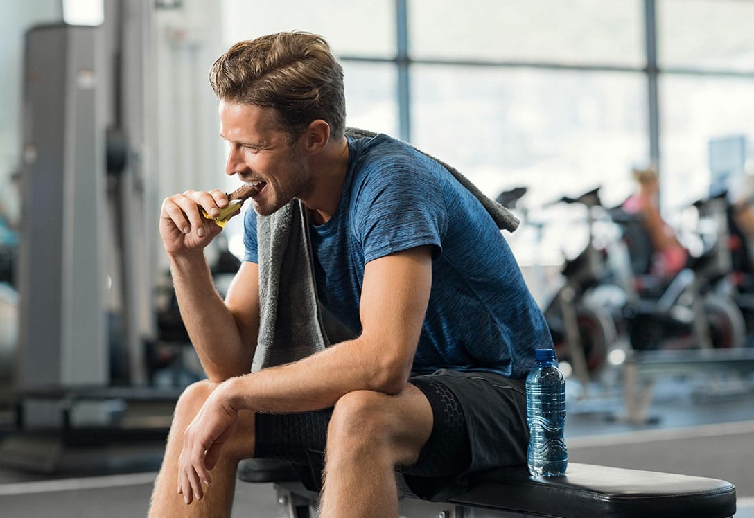 Hombre comiendo chocolate de forma saludable