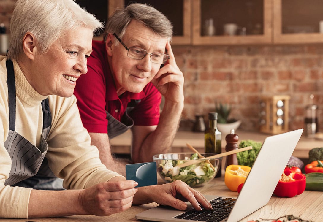 Personas comprando en supermercado online