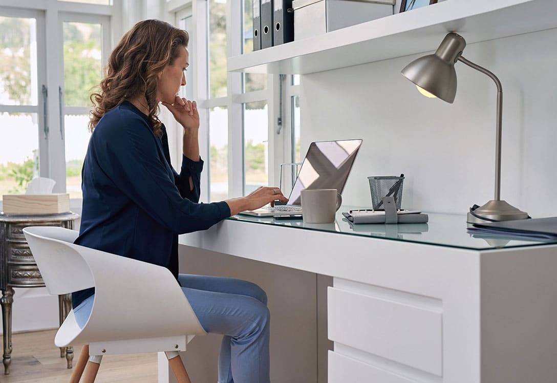 Mujer teletrabajando desde casa