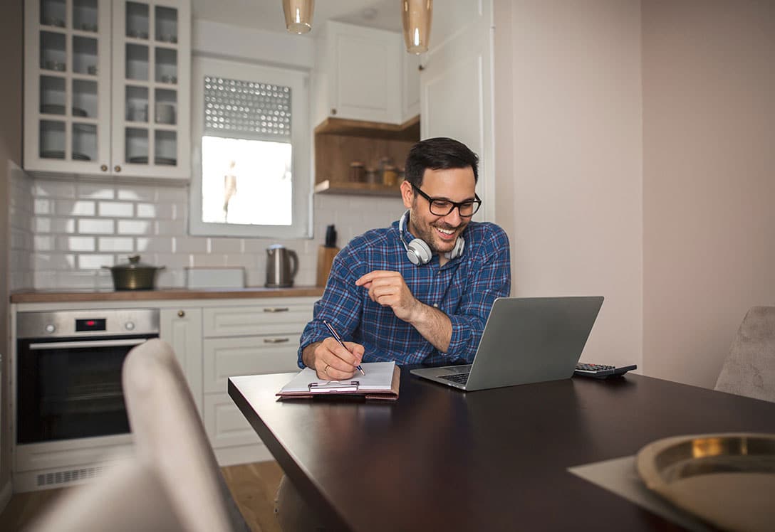 Hombre siguiendo consejos para el teletrabajo