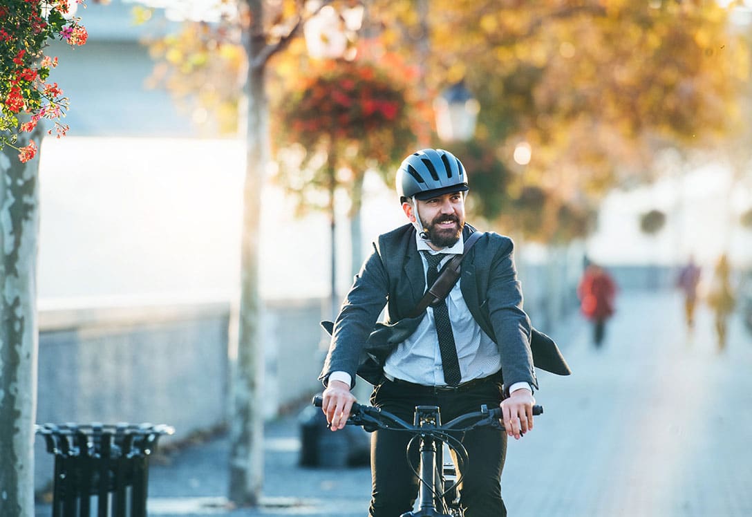 Hombre en bici al trabajo