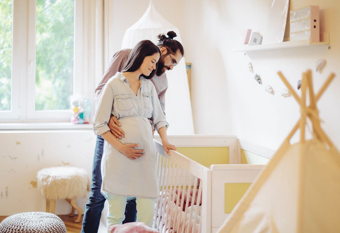 Pareja con los preparativos para el nacimiento de su bebé