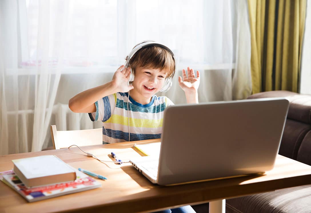 Niño aprendiendo gracias al refuerzo online desde casa