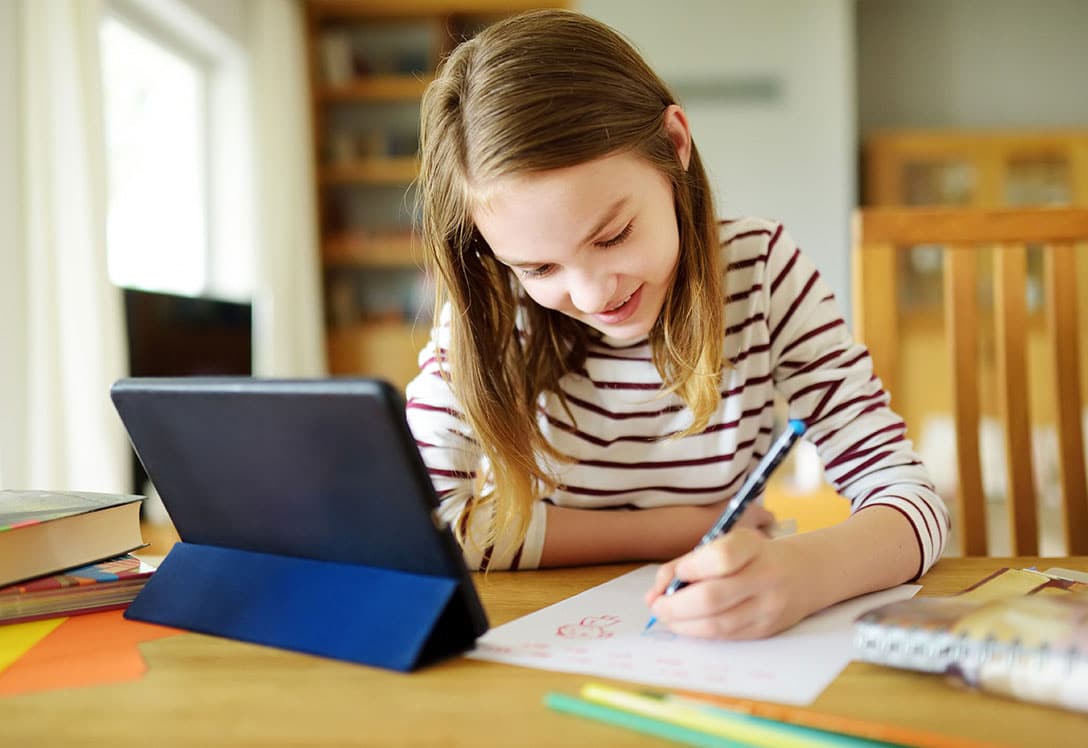 Niña usando refuerzo online para aprender más