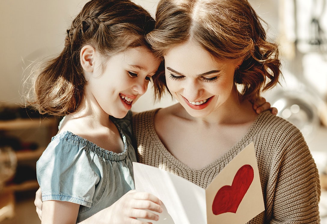 Madre e hija disfrutando de regalos originales para mujeres