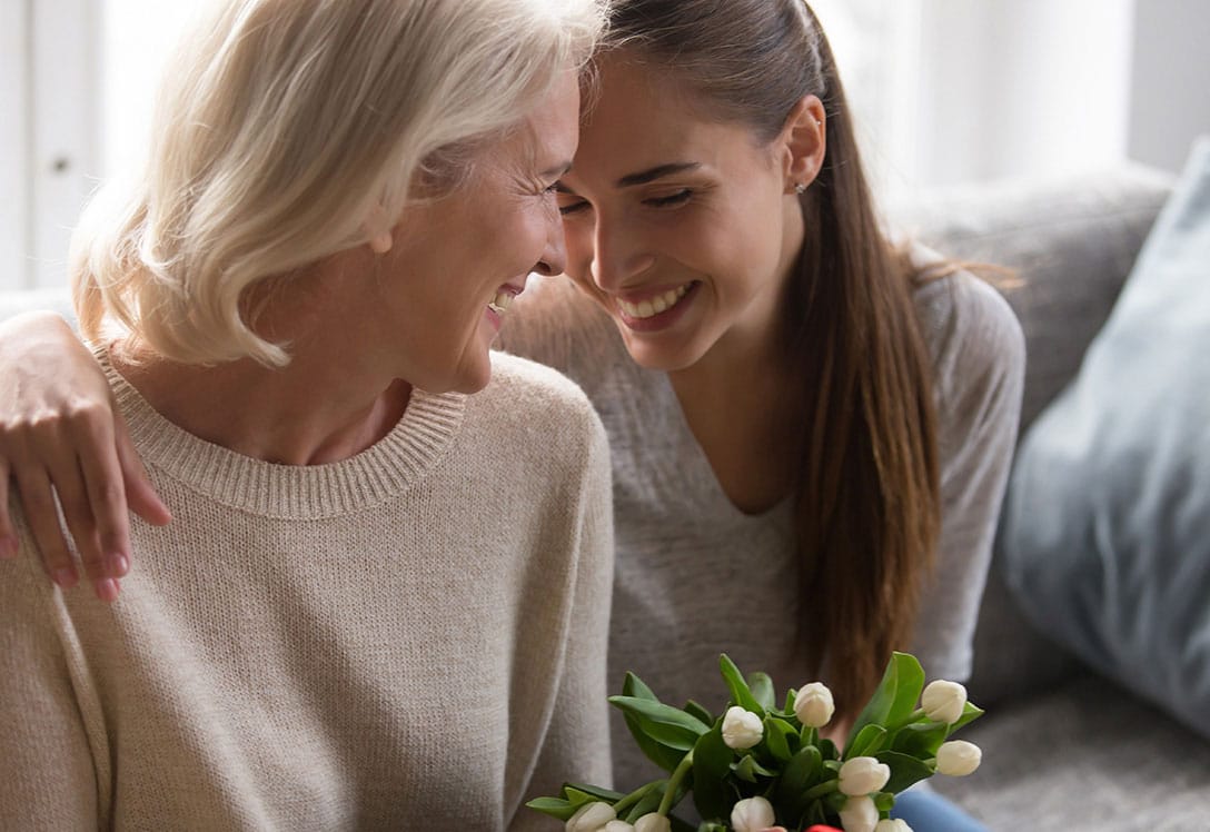 Mujeres felices con regalos originales