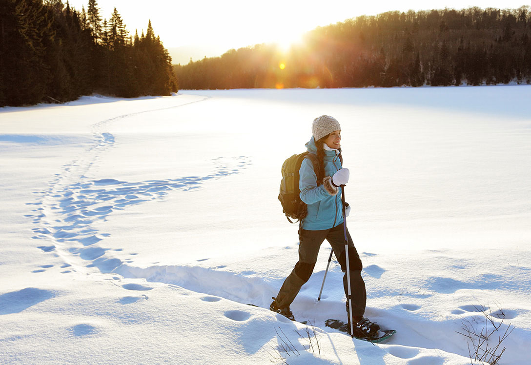 Mujer de ruta de senderismo en invierno