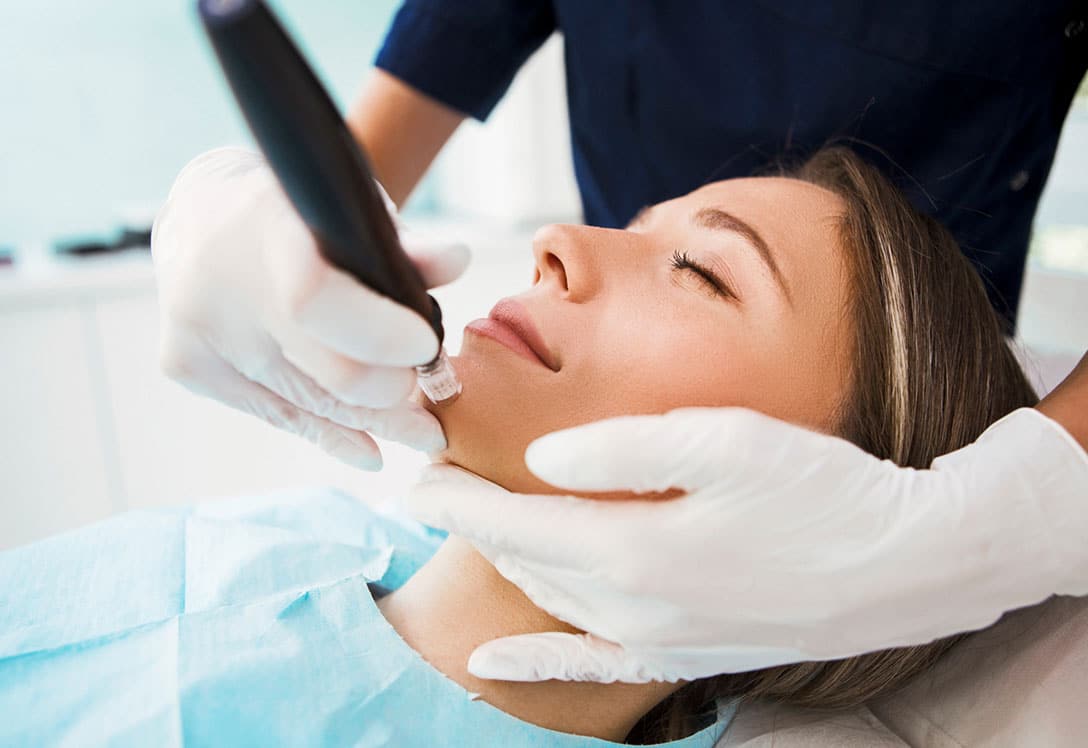 tratamientos-belleza-mantener-linea-1 Mujer sometiendose a un tratamiento de belleza