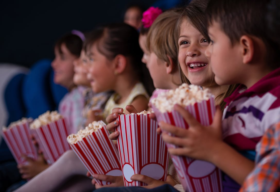 Niños con palomitas en el cine