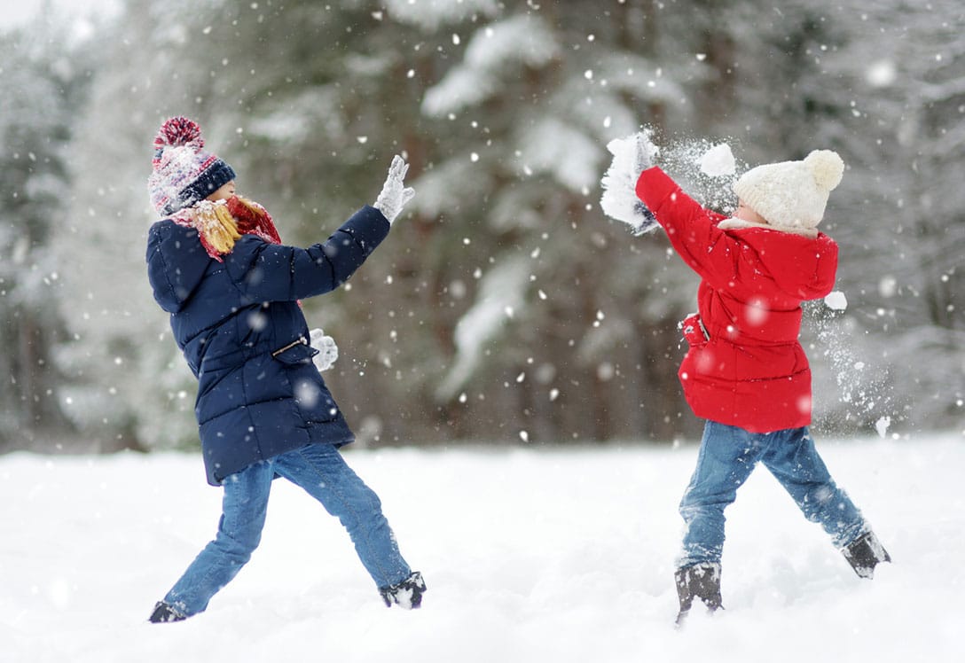 niños jugando en la nieve