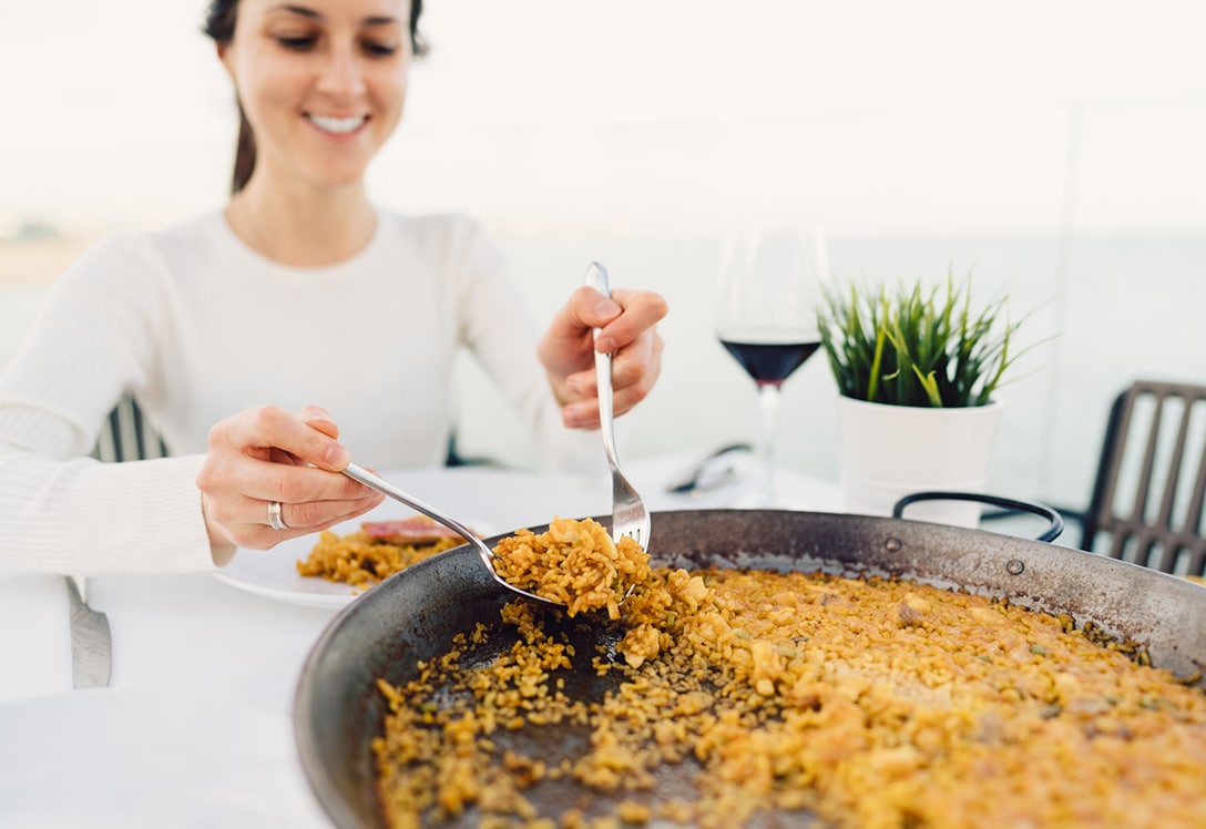 Mujer sirviéndose paella