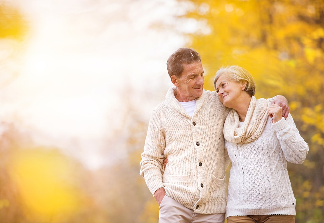 Pareja de mayores de 65 años paseando