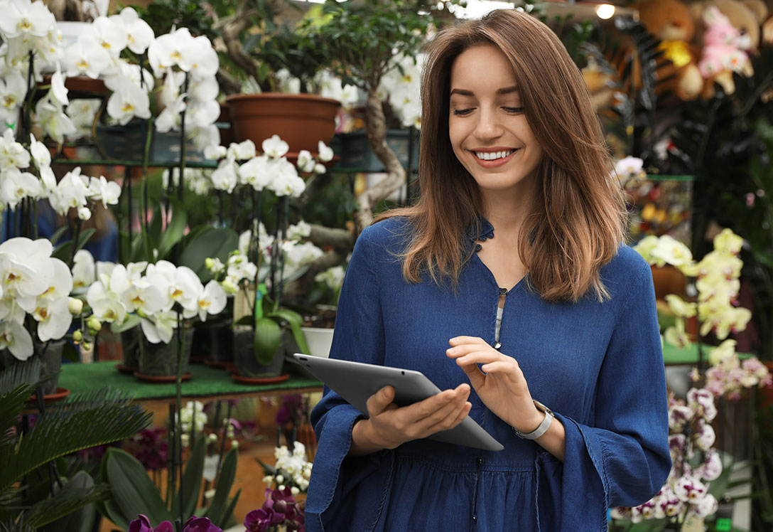 mujer en el jardín consultando la tablet