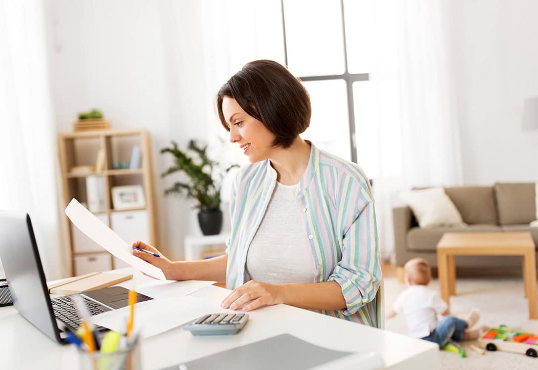 mujer calculando su tributación