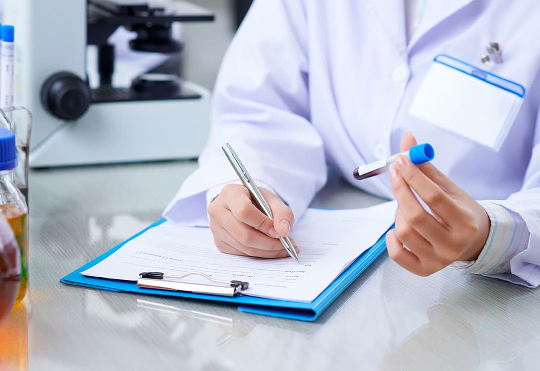 1088x748-medico-alteracion-valores-analitica-1 Valores Alterados en Analíticas Médicas
