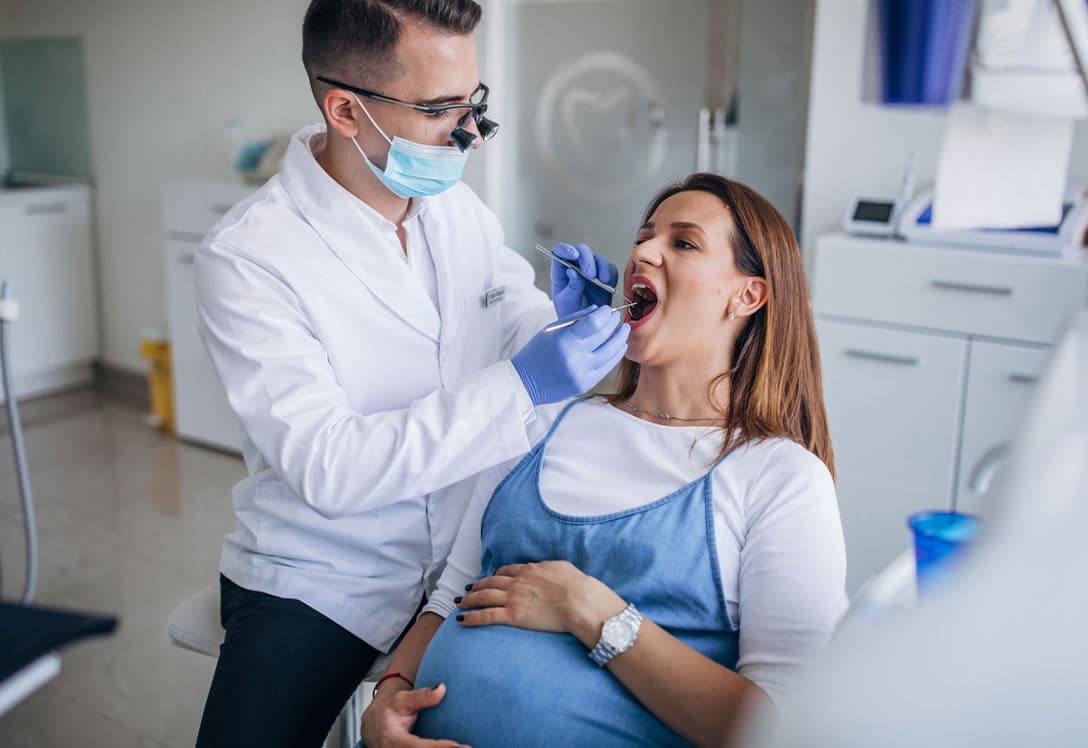 Mujer embarazada en el dentista