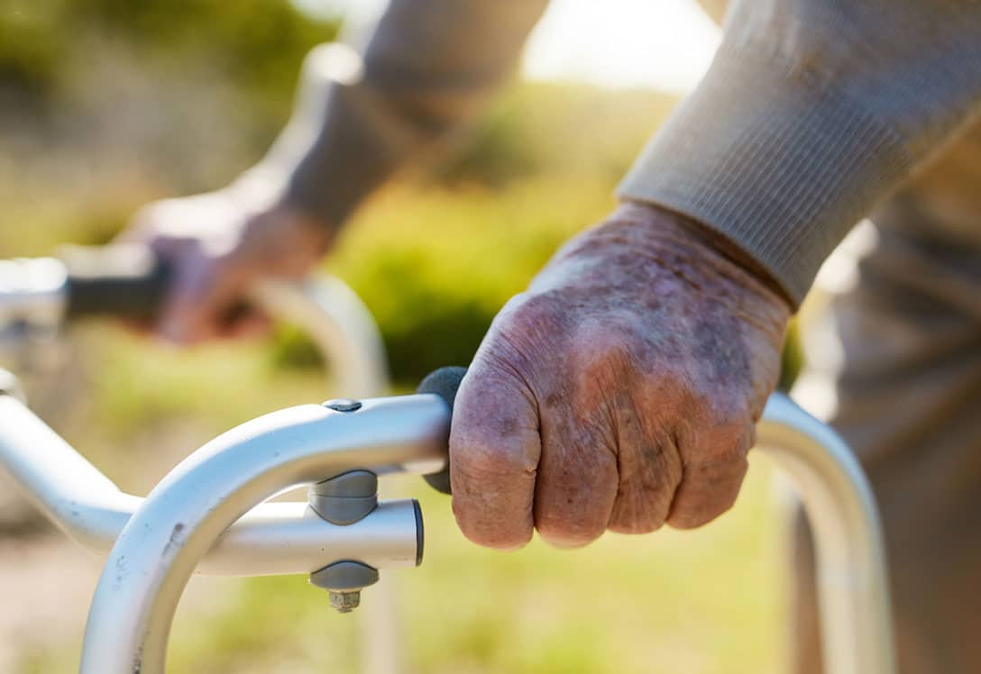 Consejos cómo evitar caídas en personas mayores